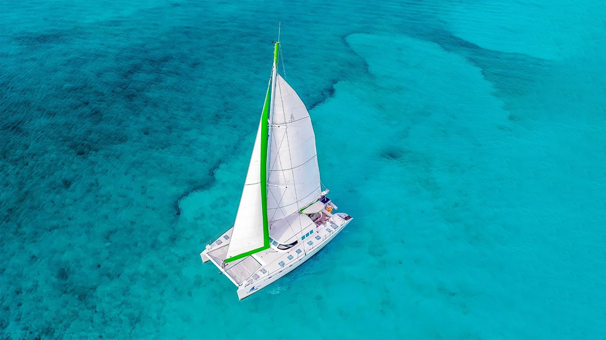 Large private Azimut yacht with flybridge is our biggest yacht option for the best private yacht charter